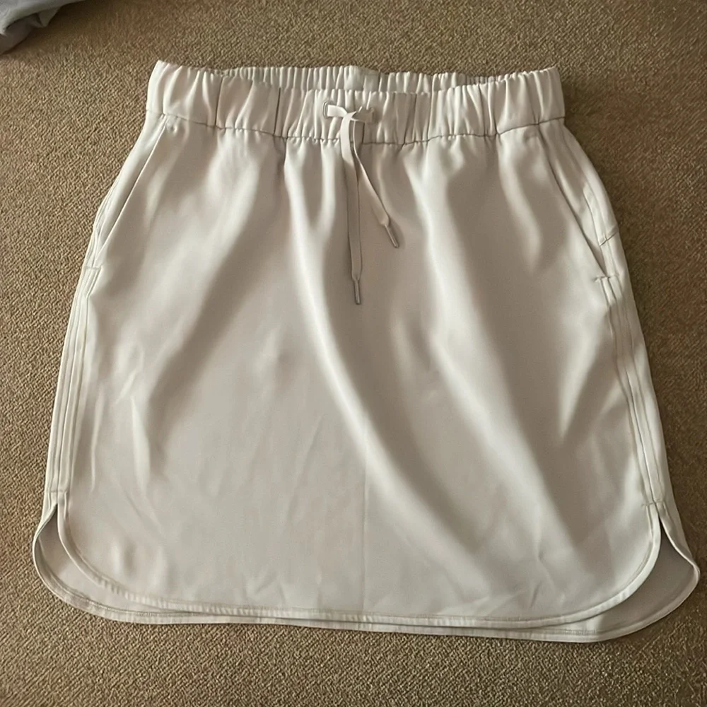 Lululemon On The Fly Skirt Woven Silverstone Size 2